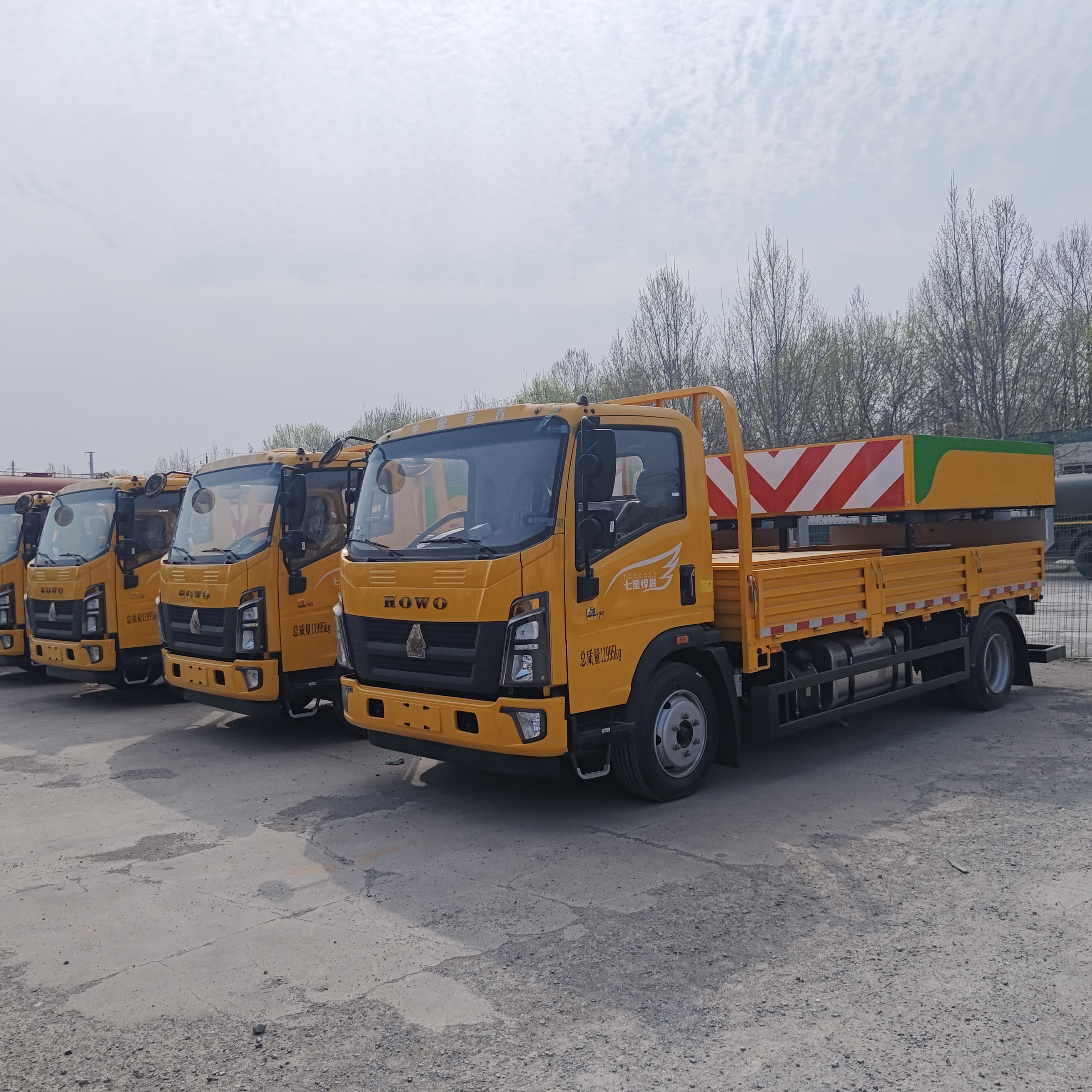 HOWO 4 × 2 Xe tải đệm va chạm với cấu trúc hấp thụ năng lượng bằng thép nhiều lớp Hệ thống nâng thủy lực và đèn cảnh báo LED cho an toàn đường cao tốc