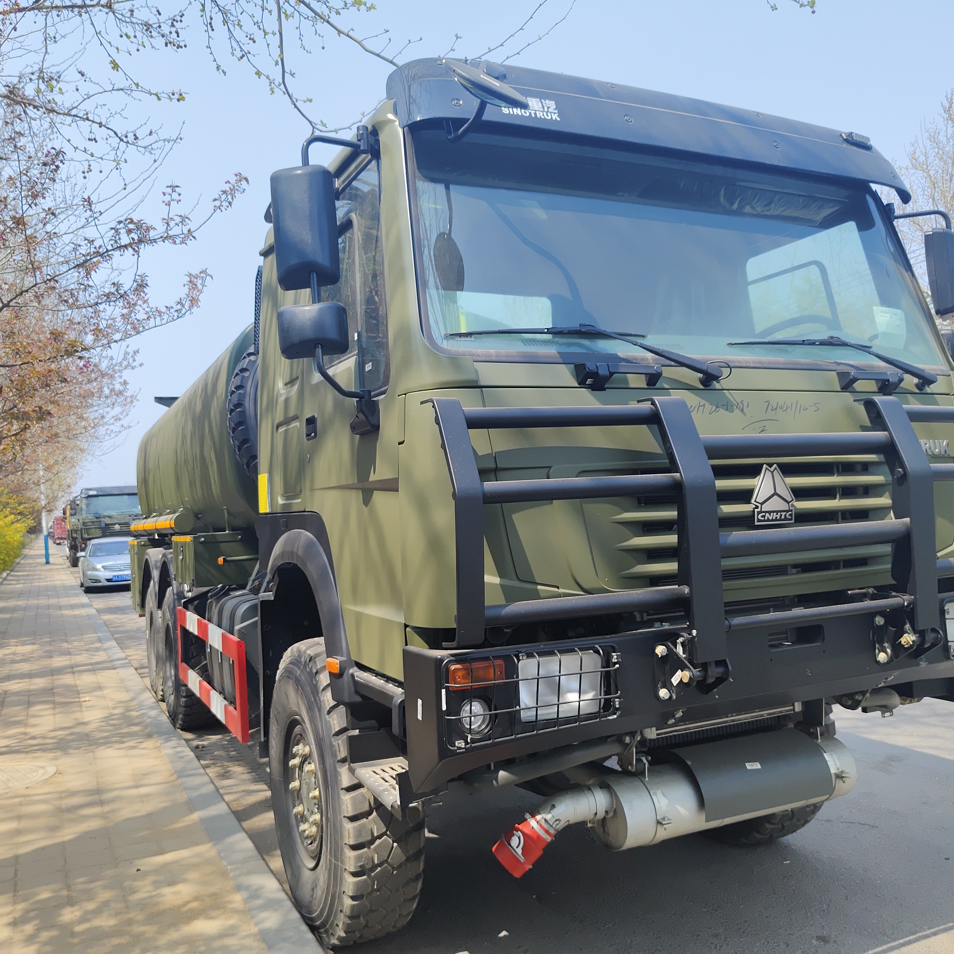 HOWO 6x6 Tank Tank với 6x6 All-Wheel Drive, dung lượng 15.000L - 25.000L, và động cơ diesel SINOTRUK cho vận chuyển nhiên liệu ngoài đường
