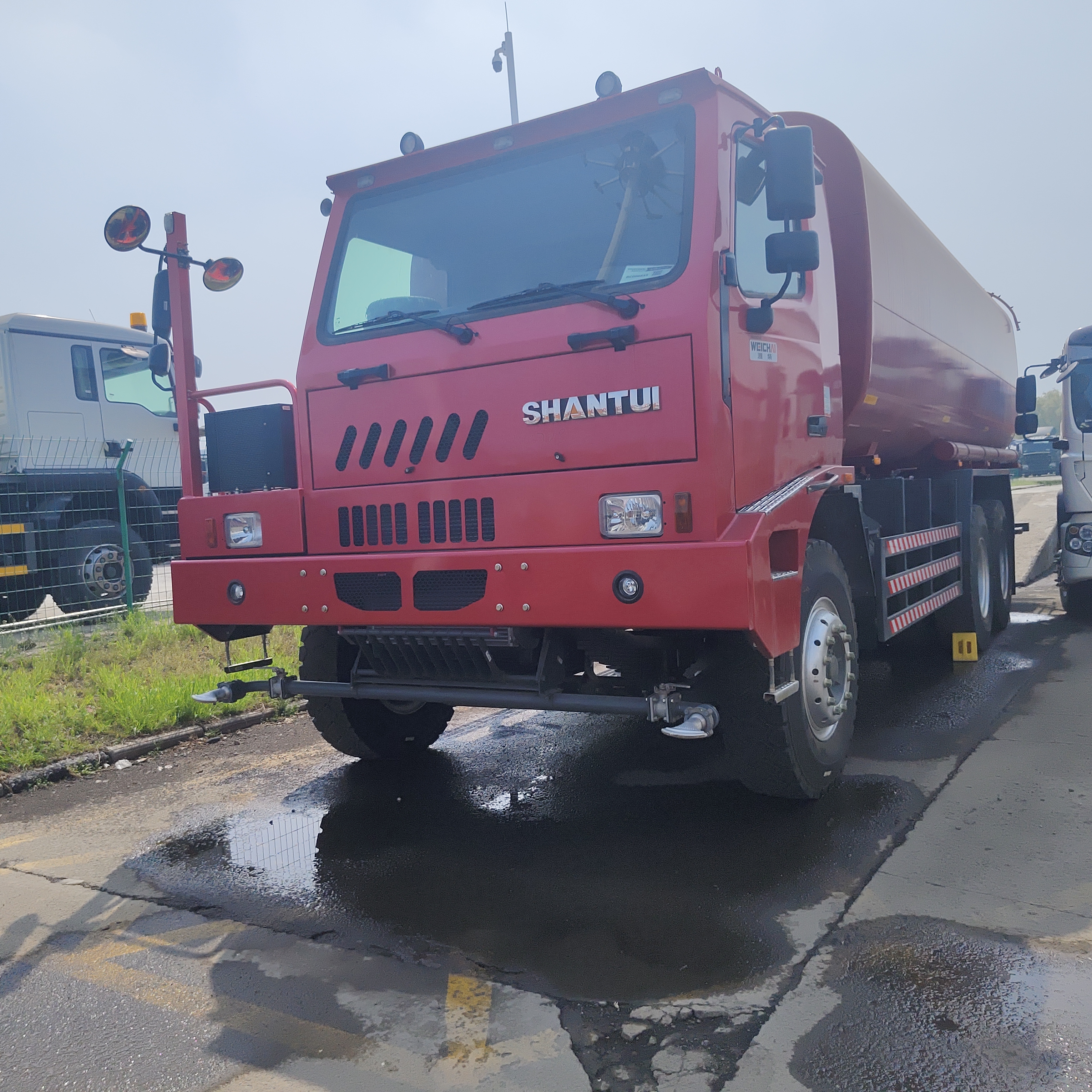 Xe tải chở nước Shantui 6 × 4 có tải trọng 20 tấn và thùng bằng thép carbon cường độ cao để ngăn chặn bụi trong khai thác mỏ