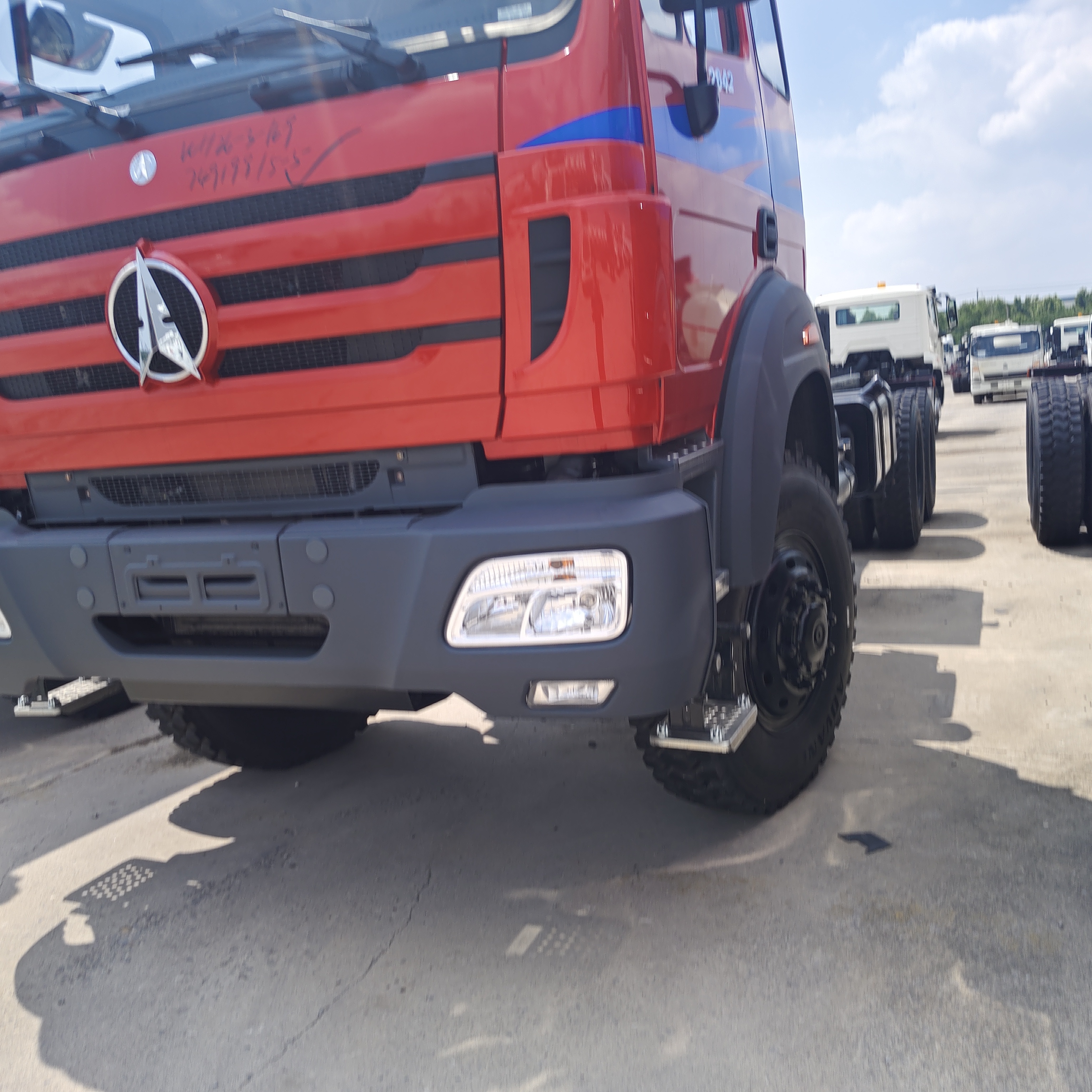Xe đầu kéo hạng nặng BEIBEN 2642 6×4 với động cơ WEICHAI 420 mã lực và khung gầm công nghệ Mercedes-Benz