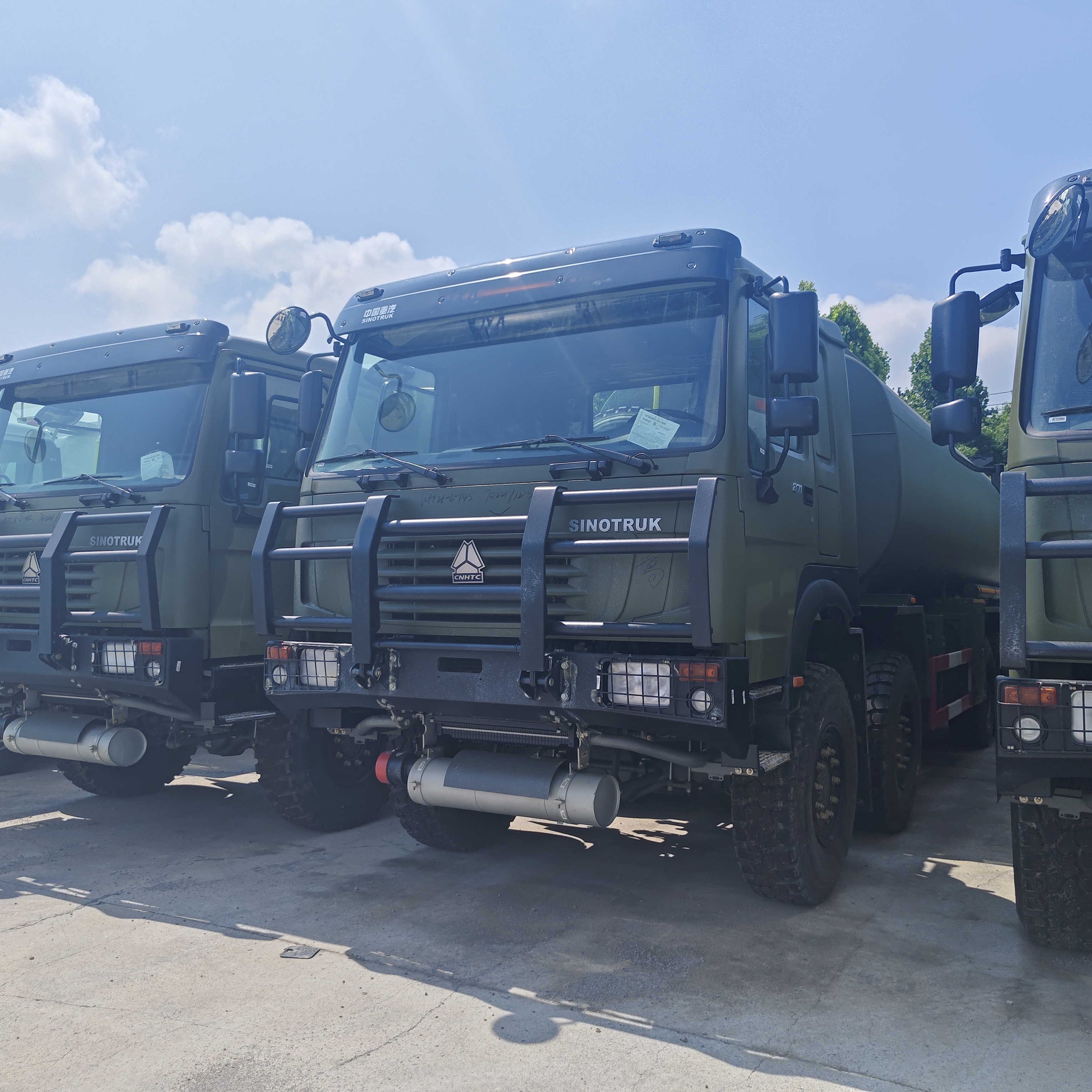 HOWO 8 × 8 50.000L xe tải chứa nhiên liệu với động cơ 371HP và 8 × 8 toàn bánh lái cho vận chuyển nhiên liệu hạng nặng