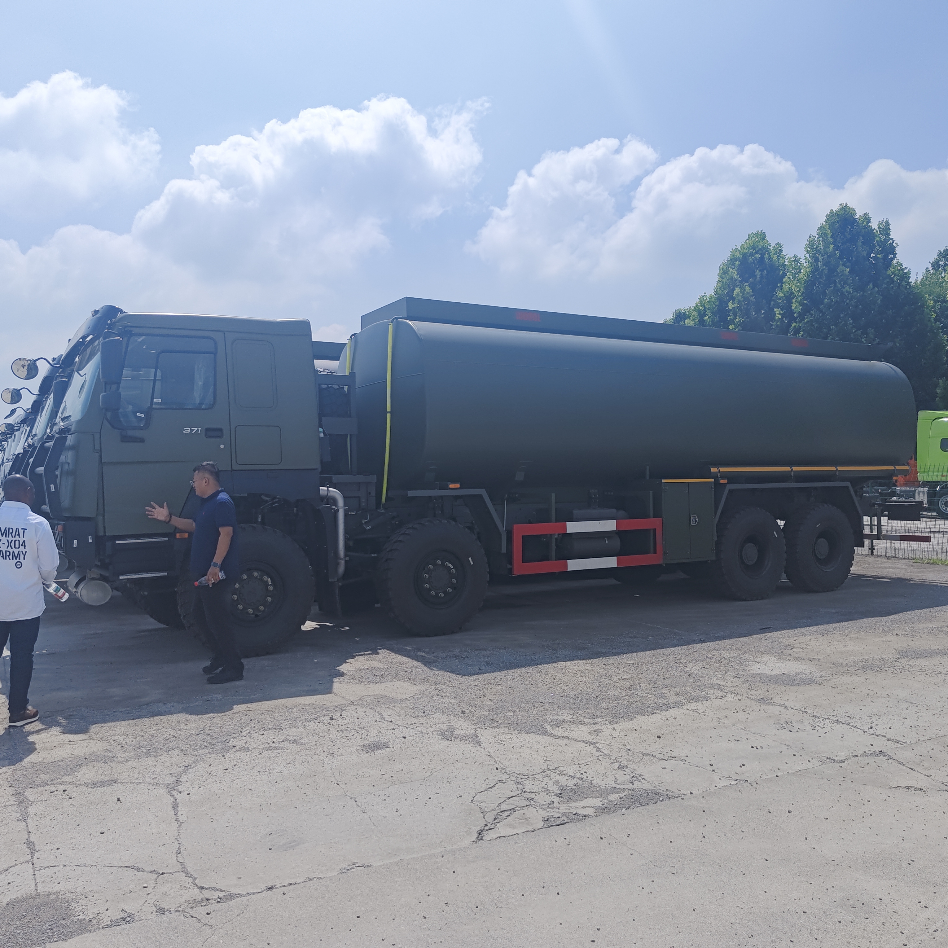 HOWO 8 × 8 45,000L xe tải chứa nhiên liệu với động cơ 371HP và 8 × 8 toàn bánh lái cho vận chuyển nhiên liệu hạng nặng