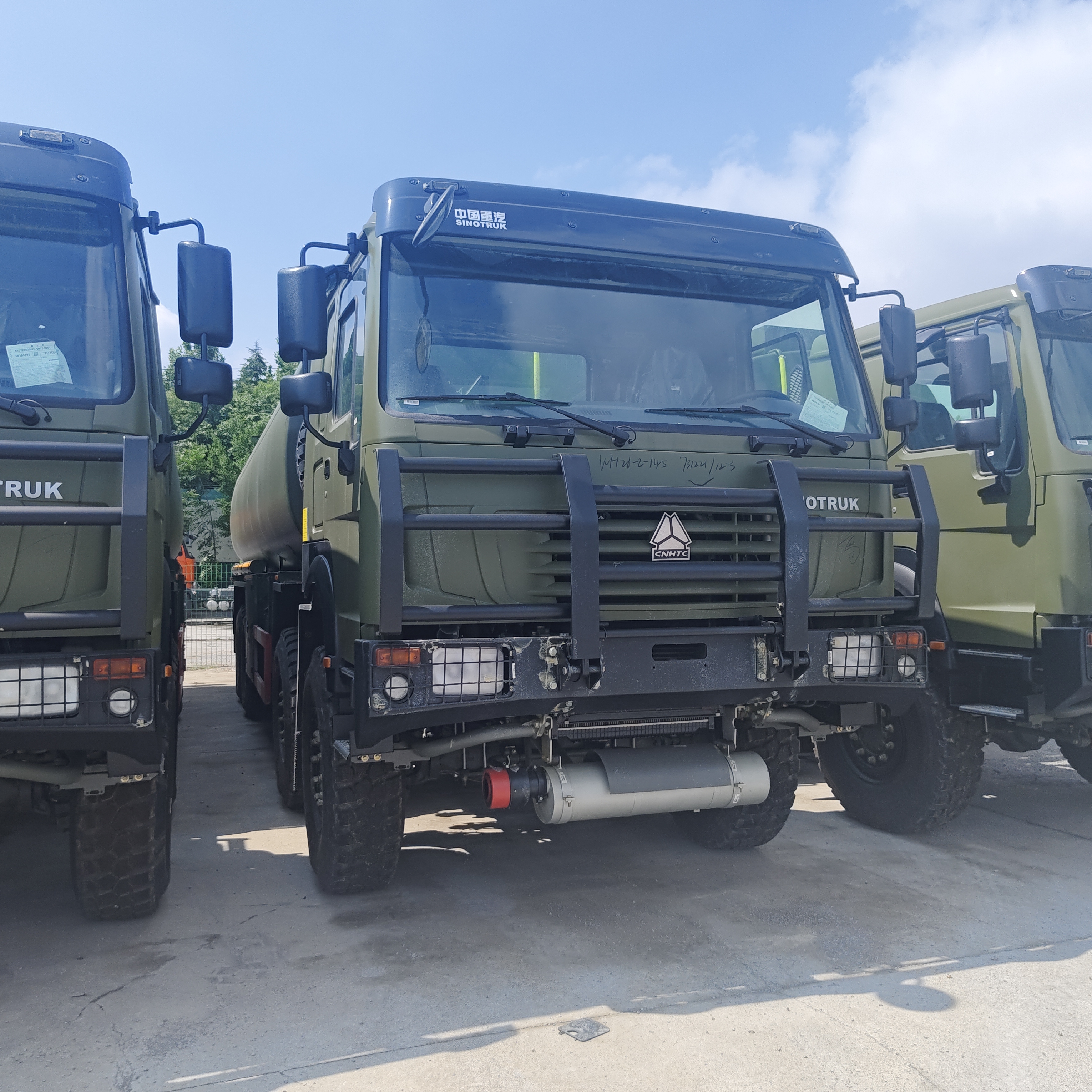 HOWO 8 × 8 40.000L xe tải chứa nhiên liệu với động cơ 371HP và 8 × 8 toàn bánh lái cho vận chuyển nhiên liệu hạng nặng