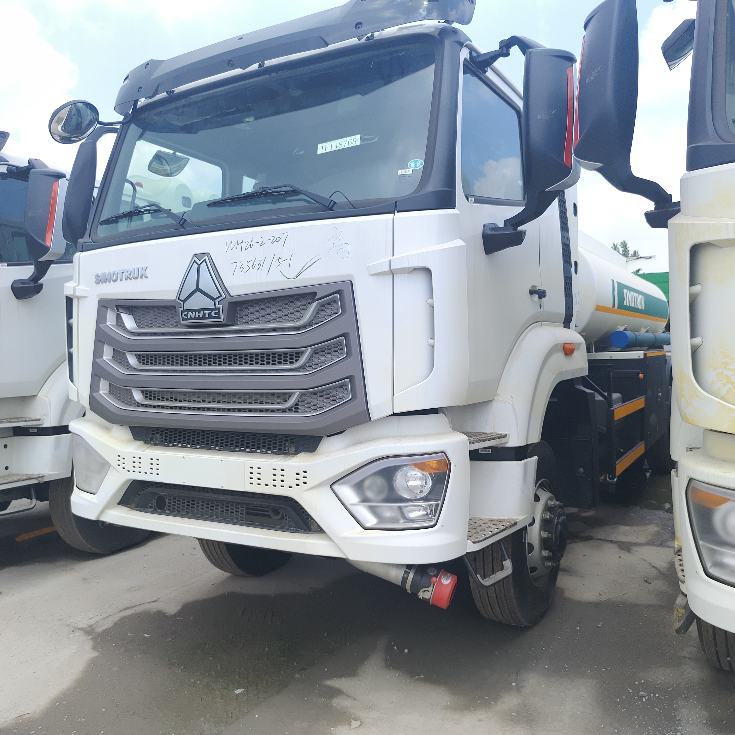 Xe tải thùng nhiên liệu CNG HOWO NX 6 × 4 với động cơ 400 mã lực và dung tích 30.000L để vận chuyển động cơ diesel và xăng