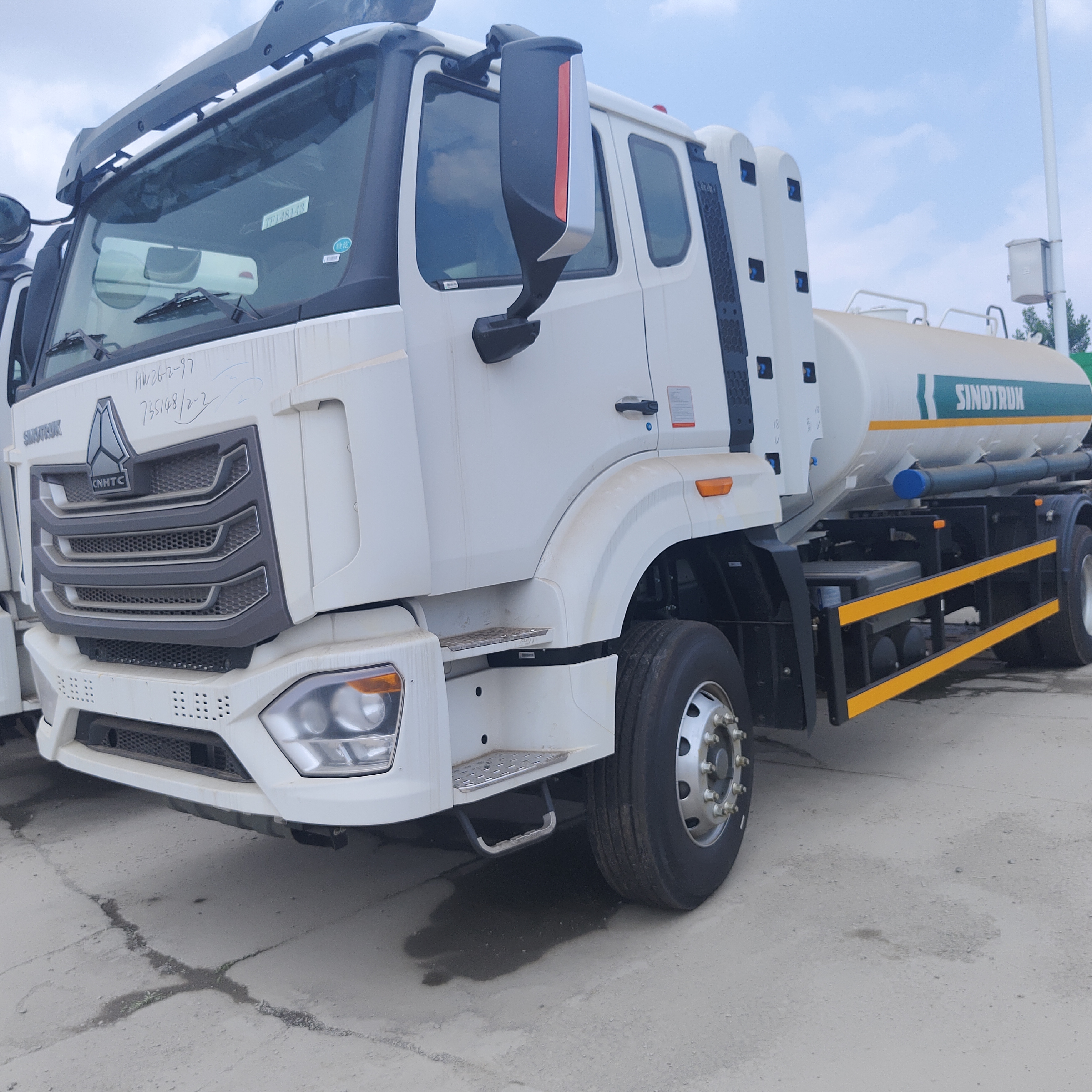 HOWO NX 6×4 CNG Fuel Tank Truck với động cơ 400HP và tải trọng 20T cho vận chuyển diesel và xăng
