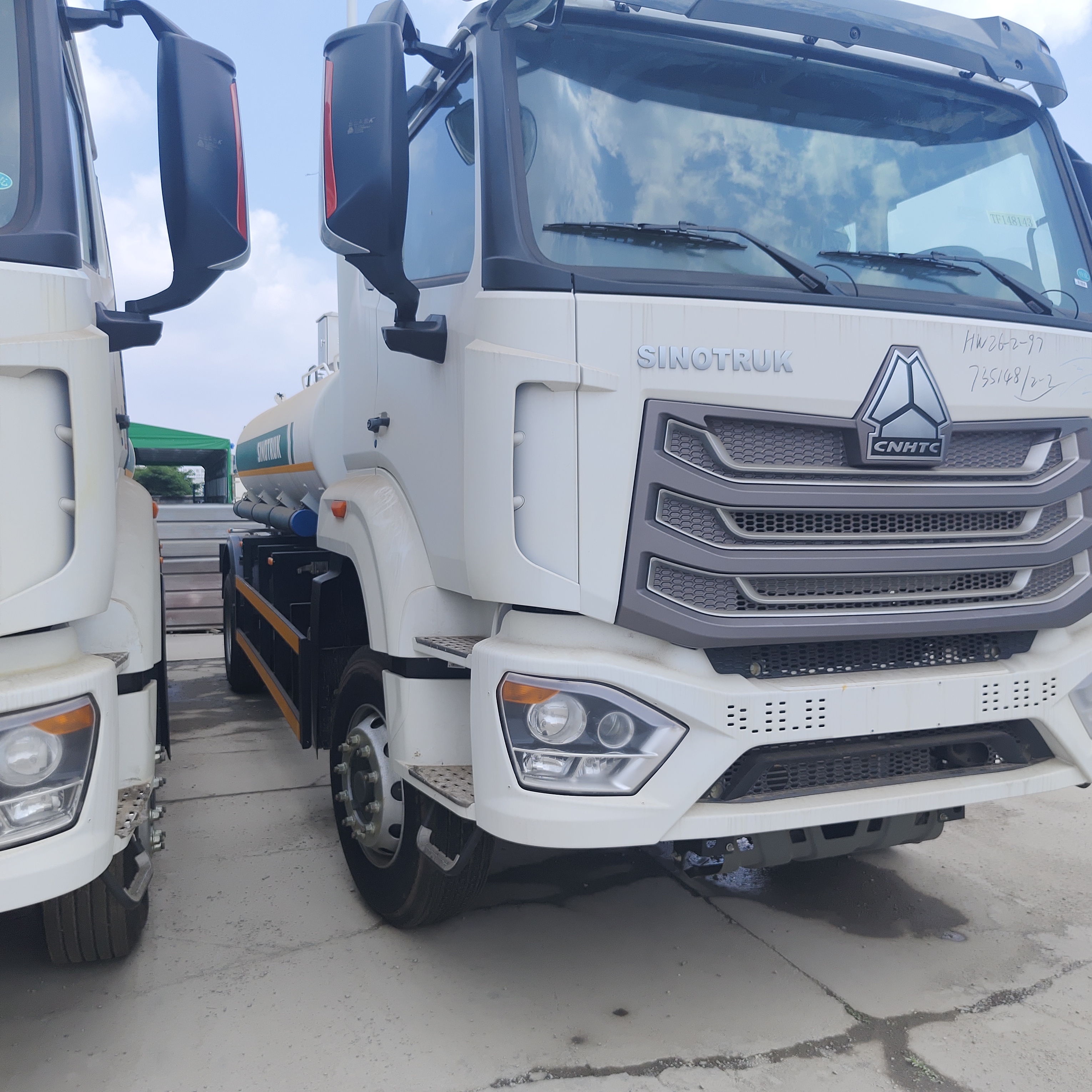 HOWO NX 6×4 CNG Fuel Tank Truck với động cơ 400HP và tải trọng 20T cho vận chuyển diesel và xăng
