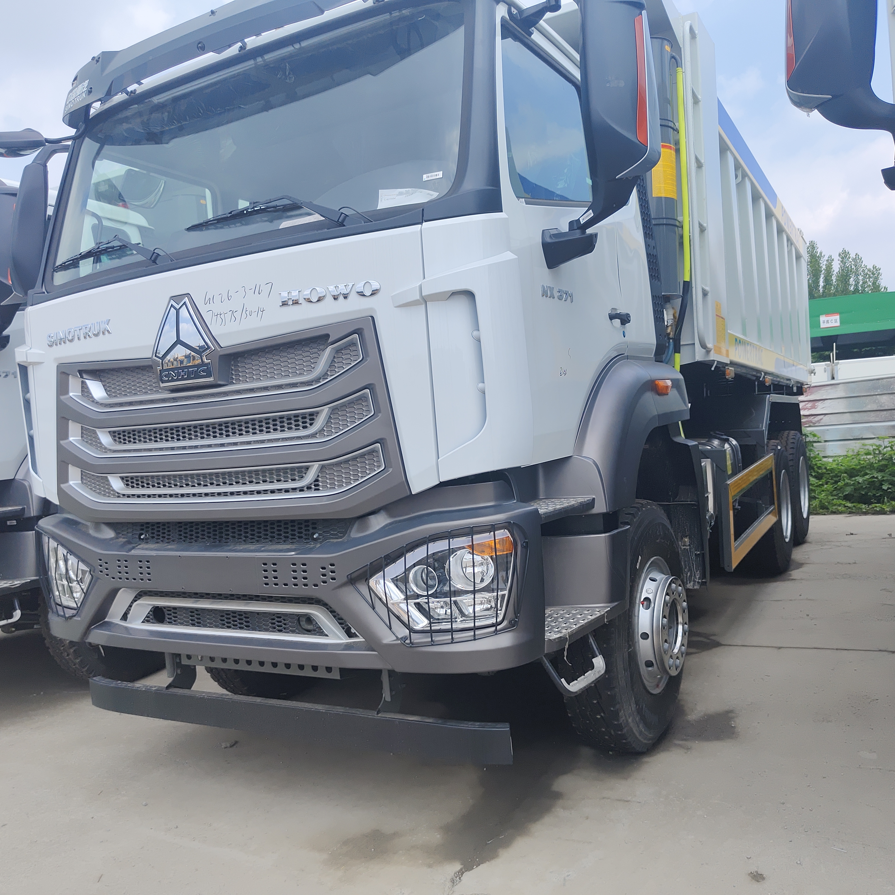 HOWO NX 6 × 4 xe tải khai thác mỏ với động cơ 400HP và thân xe đổ U hình U cho vận chuyển hạng nặng