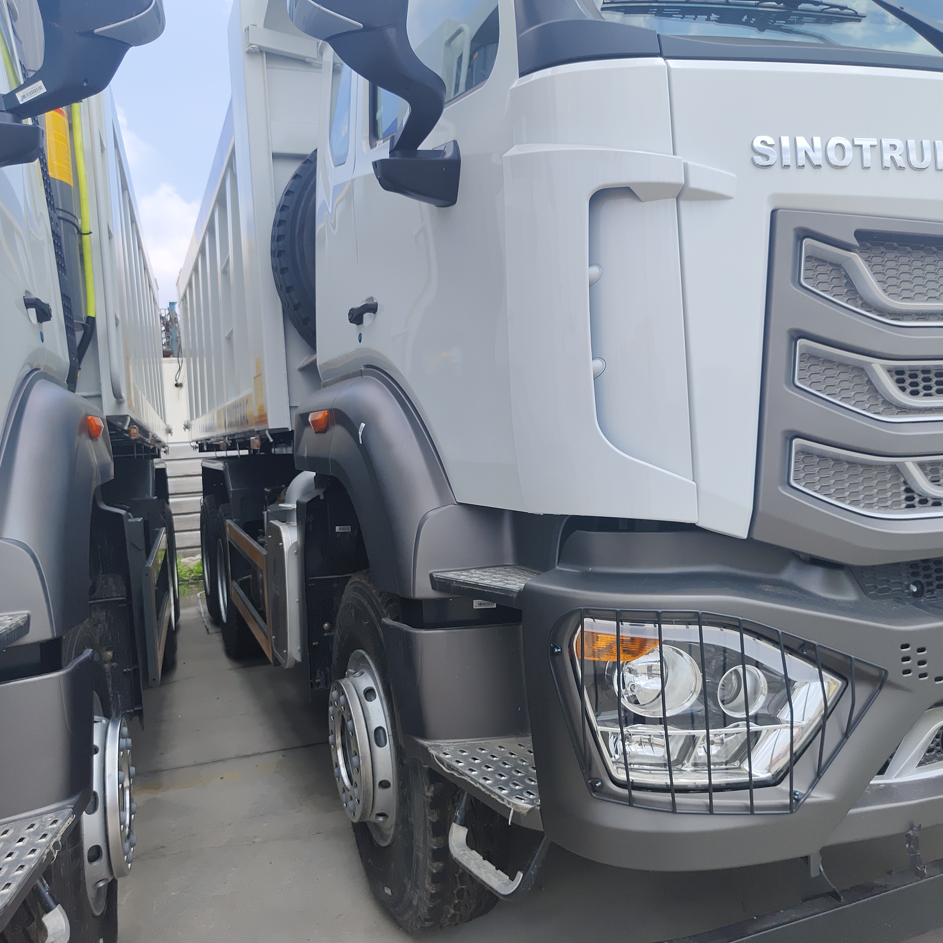 HOWO NX 6 × 4 Heavy Duty Dump Truck với động cơ 400HP và cơ thể dump 25CBM cho khai thác mỏ và xây dựng