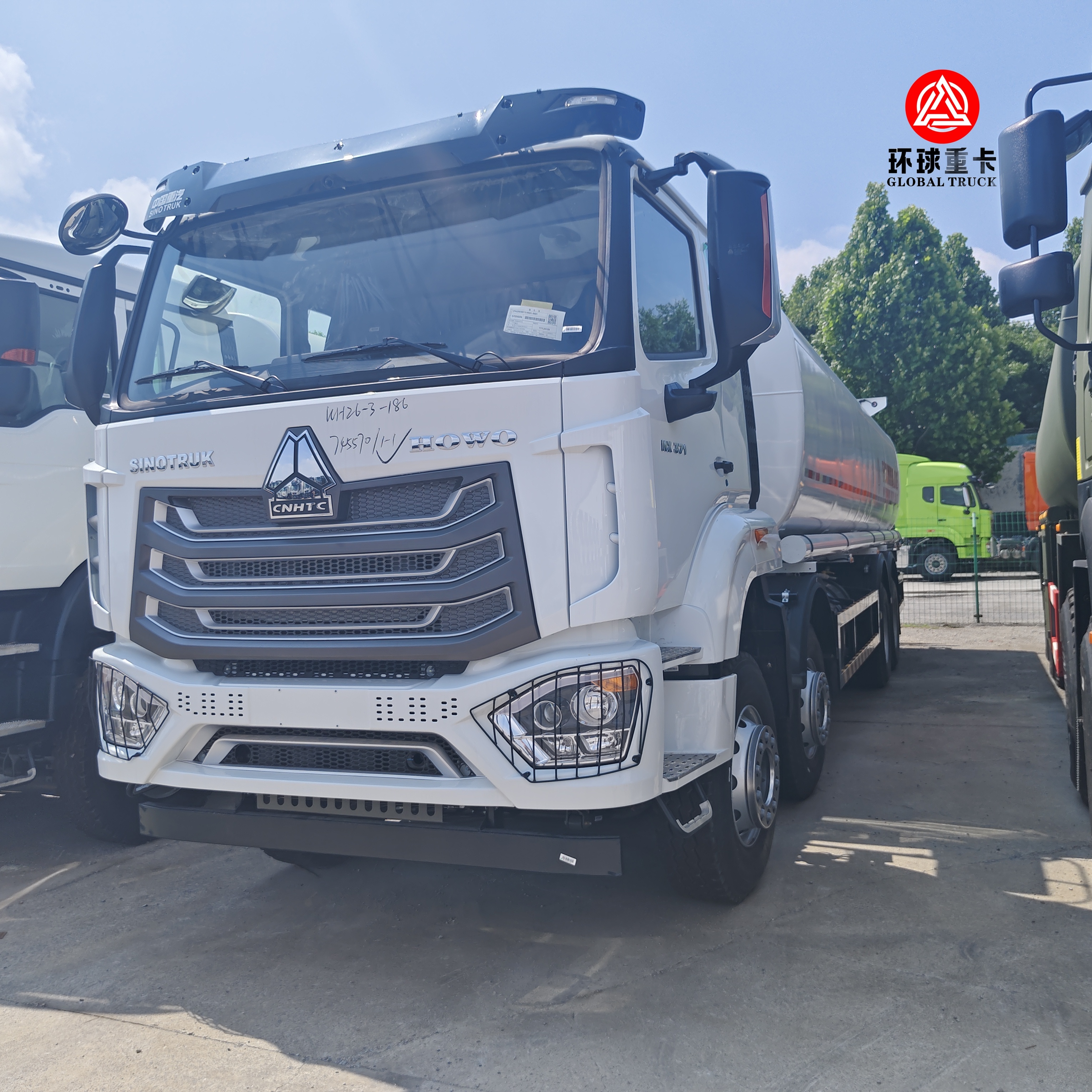 HOWO NX 8x4 30000L xe tải bể nhiên liệu hạng nặng xe tải diesel Bowser cho thị trường Mozambique