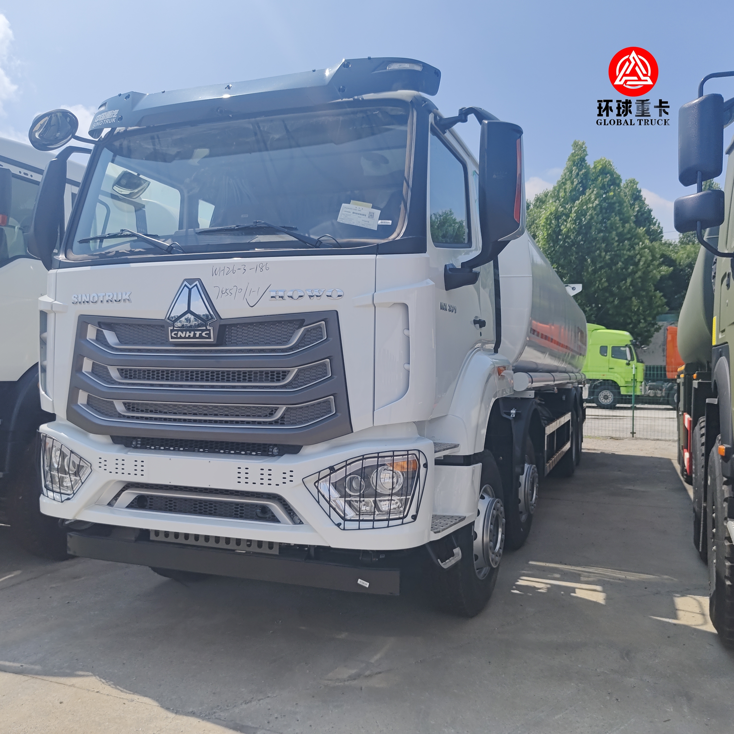 HOWO NX 8x4 30000L Xe tải bể nhiên liệu Công suất nặng Xe tải diesel Bowser cho vận chuyển nhiên liệu Kenya