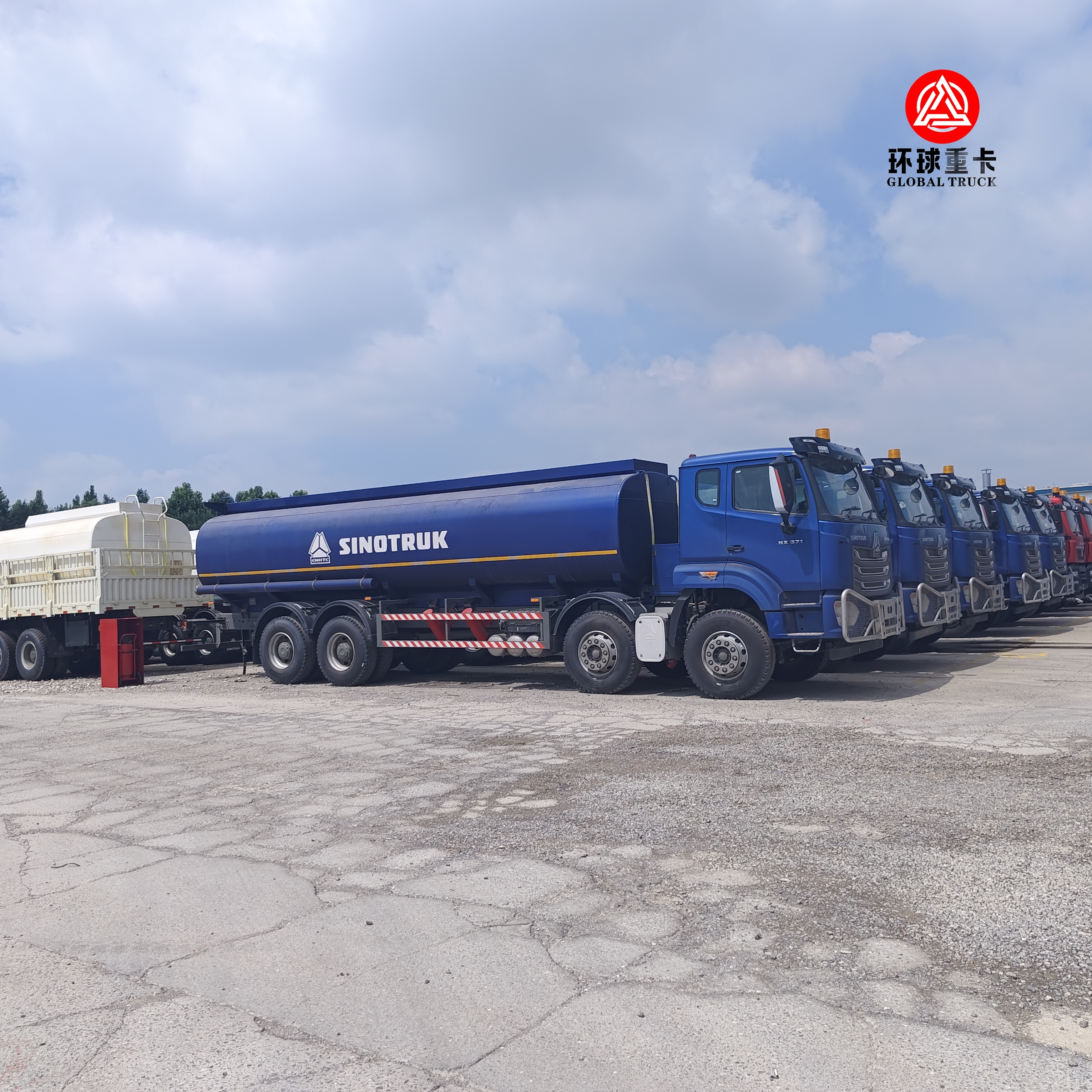 Xe bồn chở nhiên liệu HOWO NX 8x4 30000L Xe bồn dầu diesel hạng nặng cho thị trường Tanzania