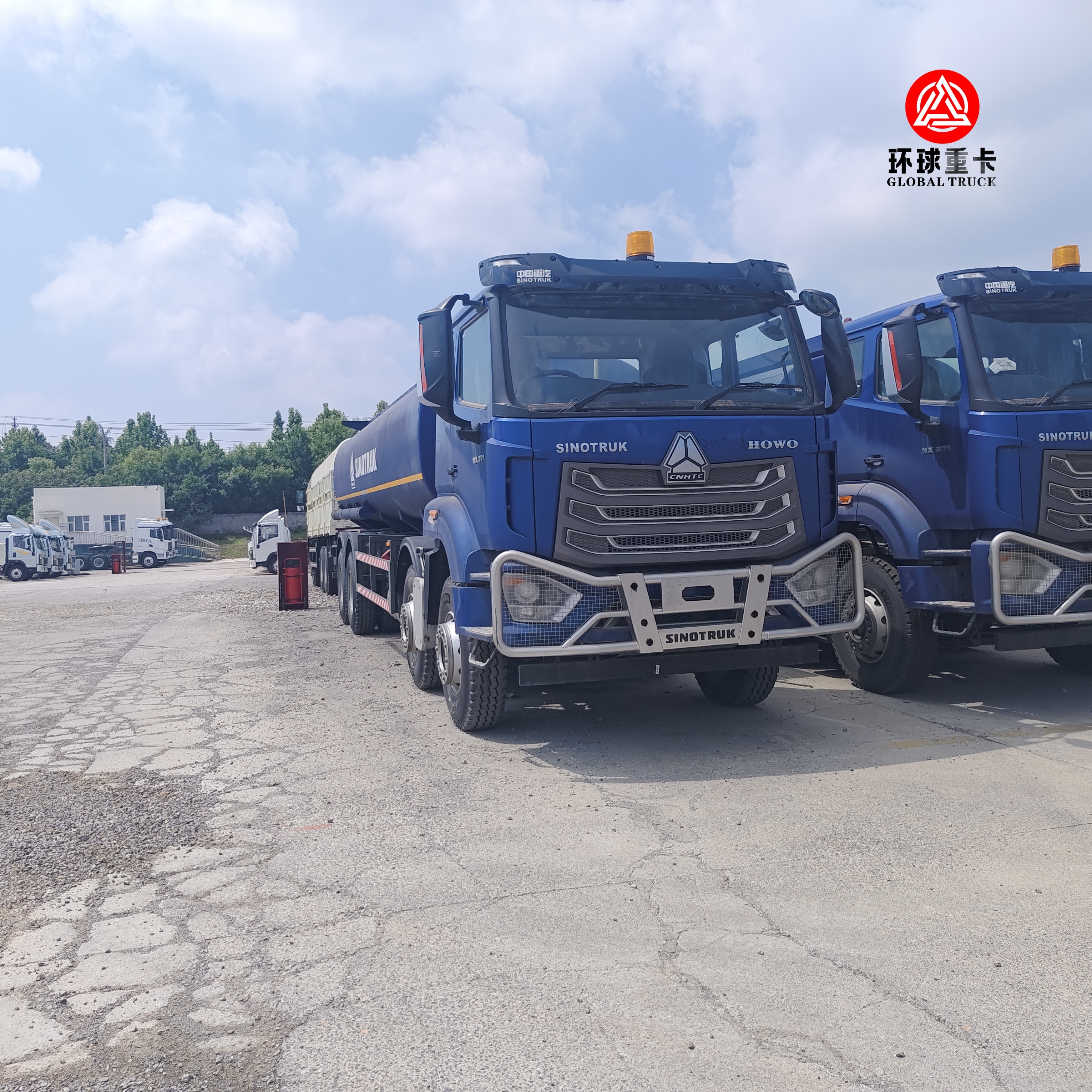 Xe bồn chở dầu HOWO NX 8x4 30000L Xe bồn chở dầu hạng nặng cho thị trường Nigeria