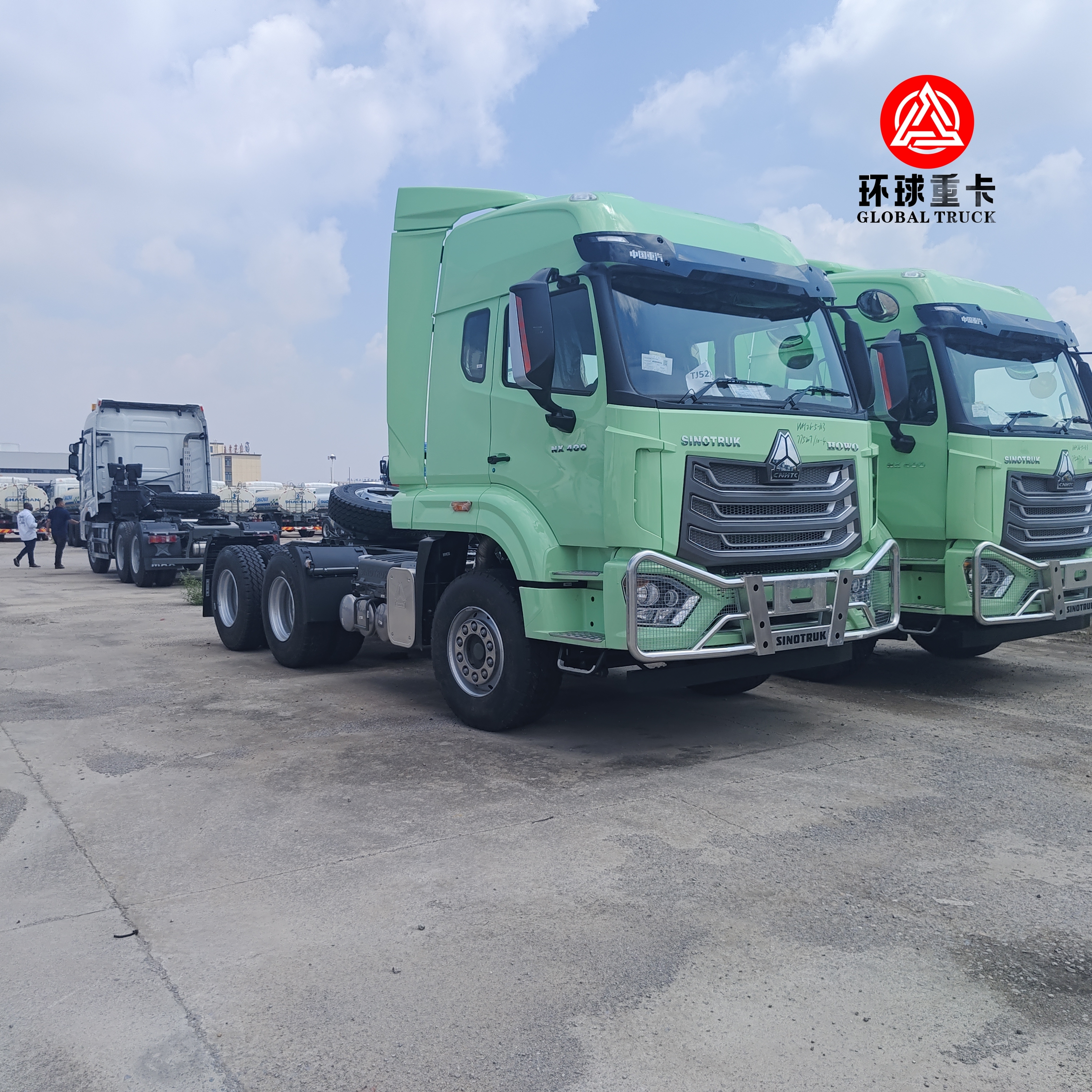 Xe đầu kéo HOWO NX 6x4 hoàn toàn mới 430HP hạng nặng cho thị trường Châu Phi