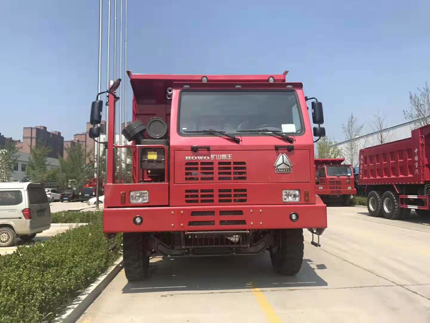Xe tải tự đổ màu đỏ nặng 6 * 4 / Hộp số tay 30 tấn Tipper Truck